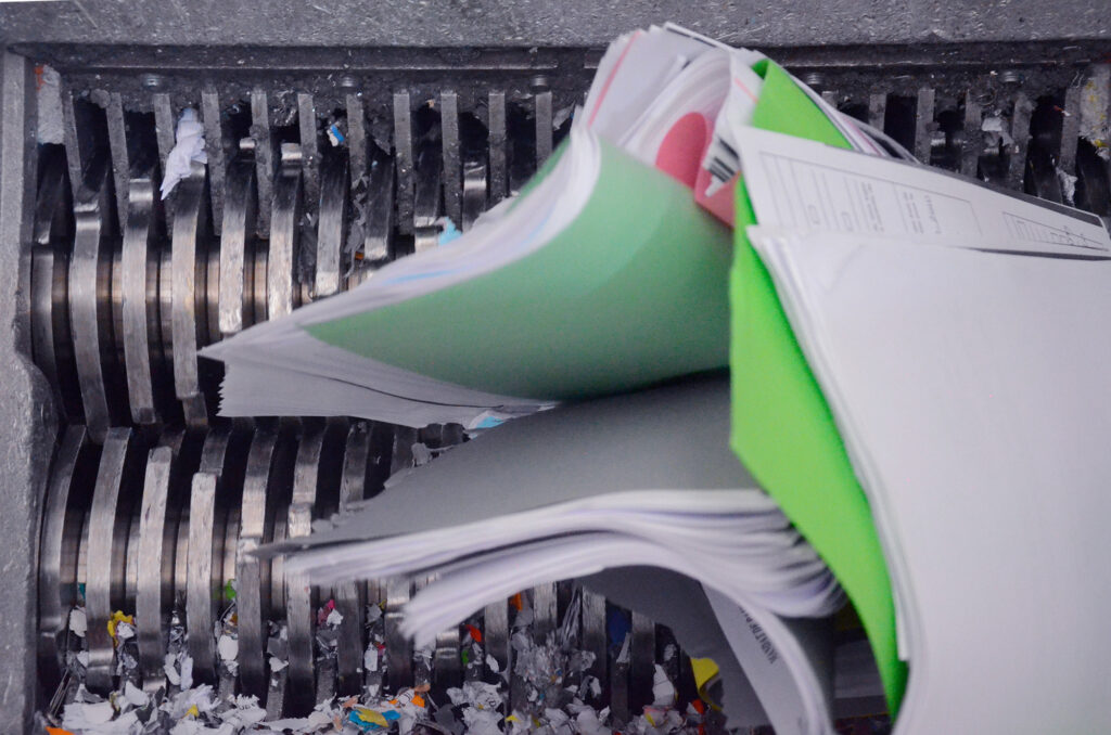 Le broyeur en train de détruire les papiers confidnetiels