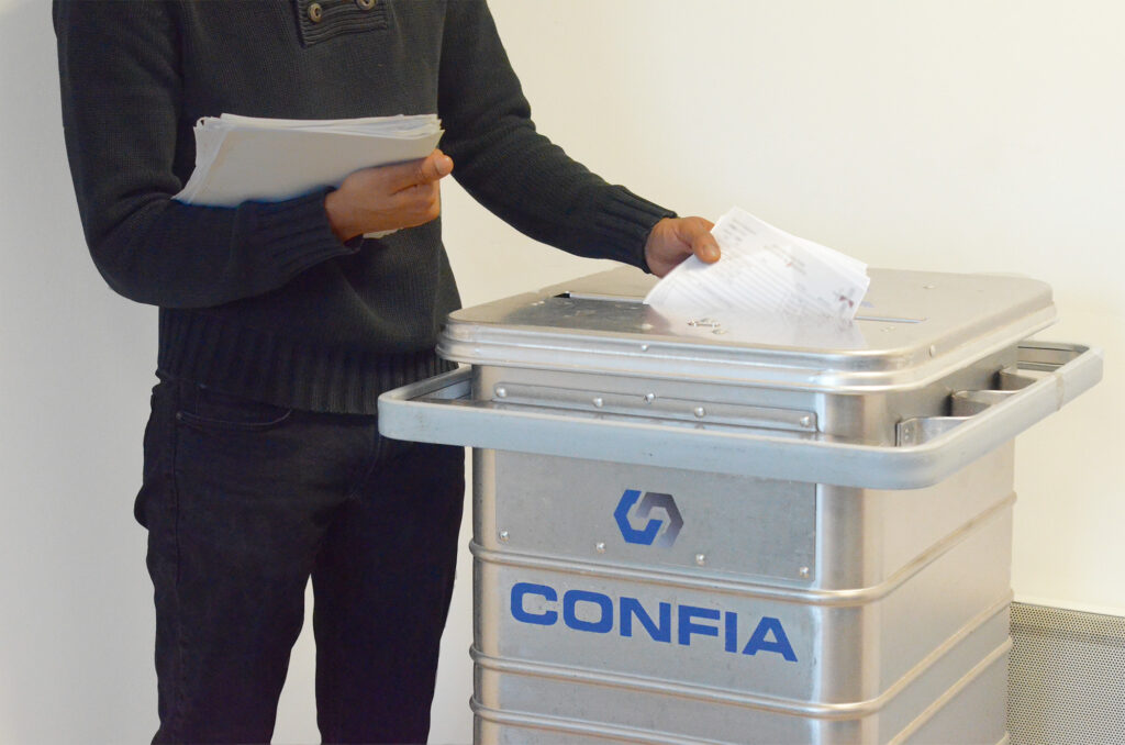 Le client en train de conditionner les documents confidentiels dans le conteneur sécurisé