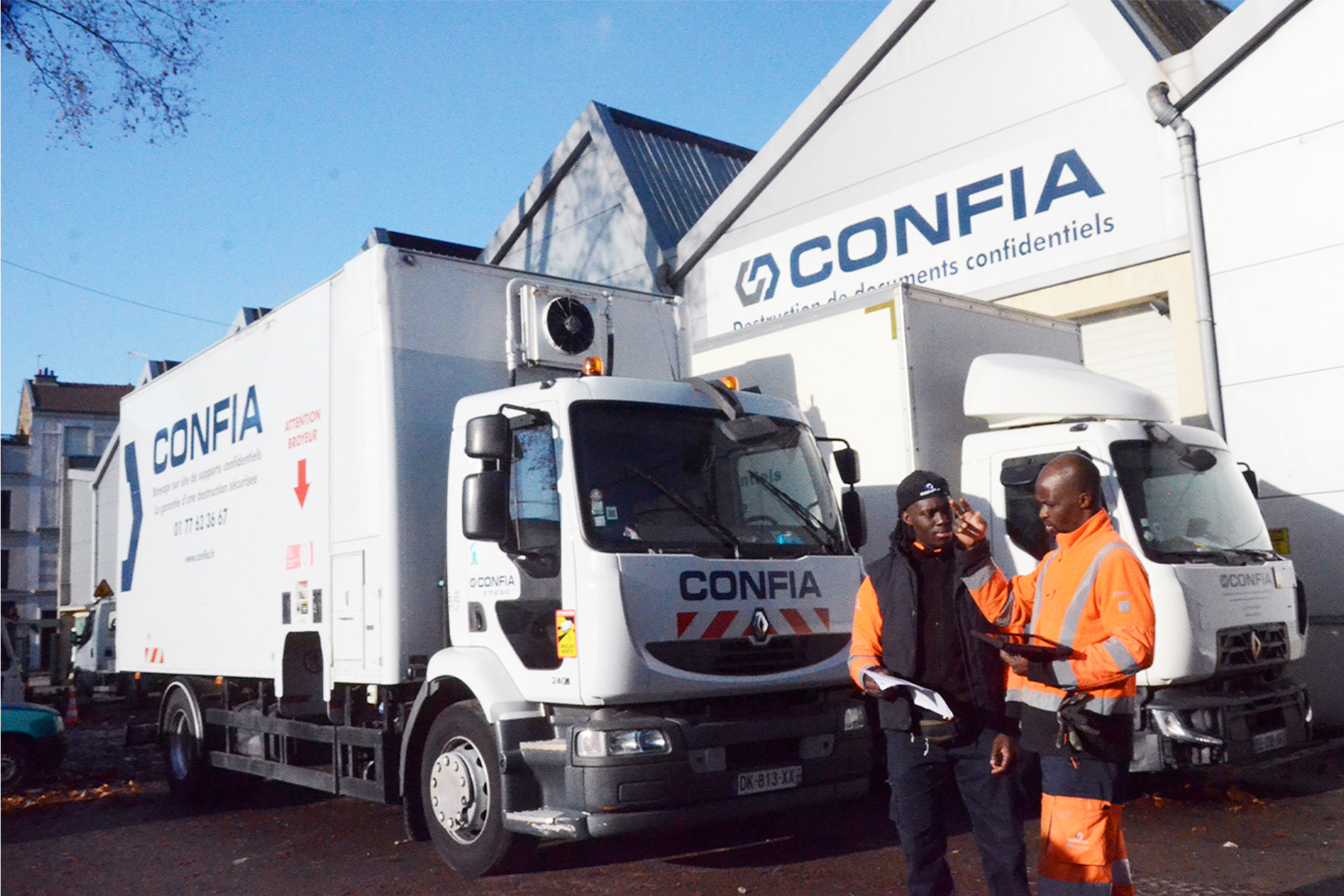agent avec le camion broyeur devant l'entrepôt