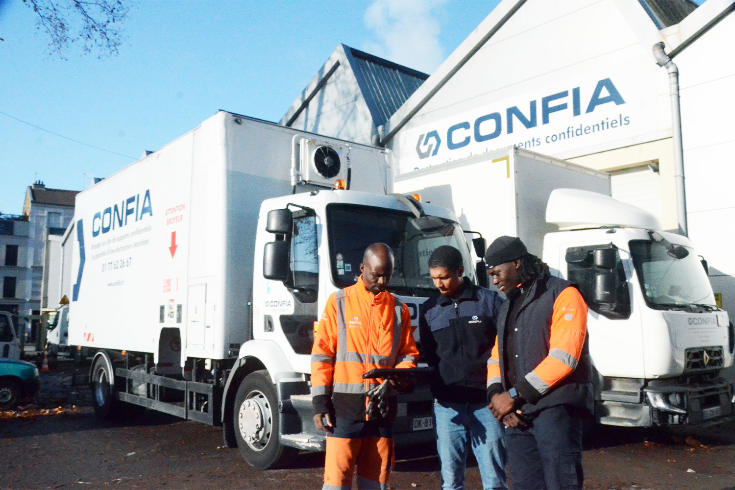 agent dans le entrepot avec les camions