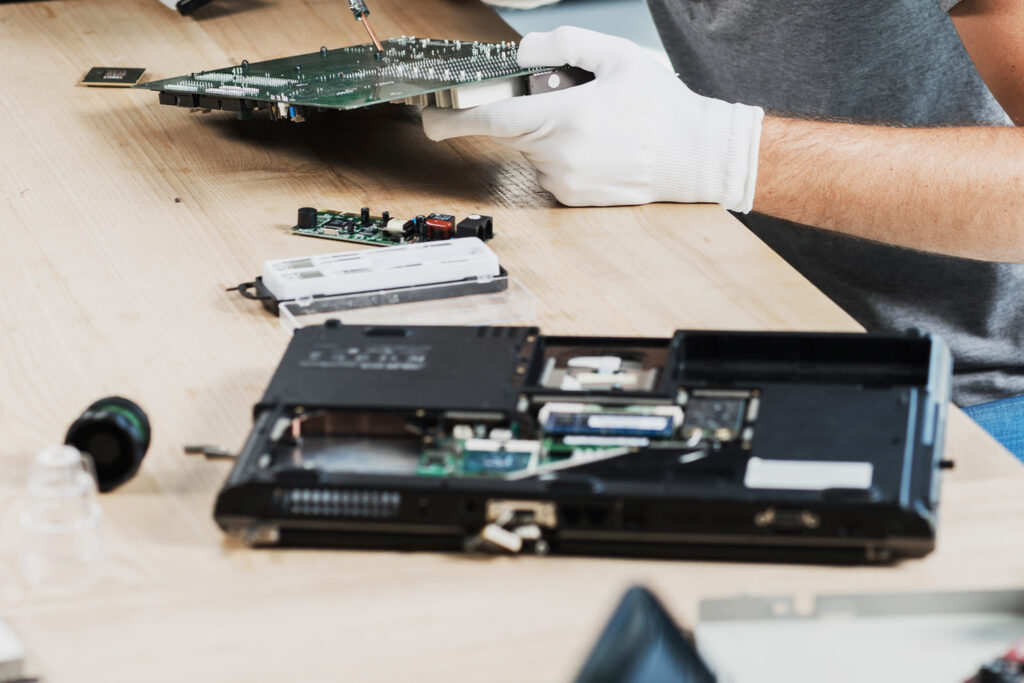 destruction-telephone-et-ordinateur-portable-tablette_