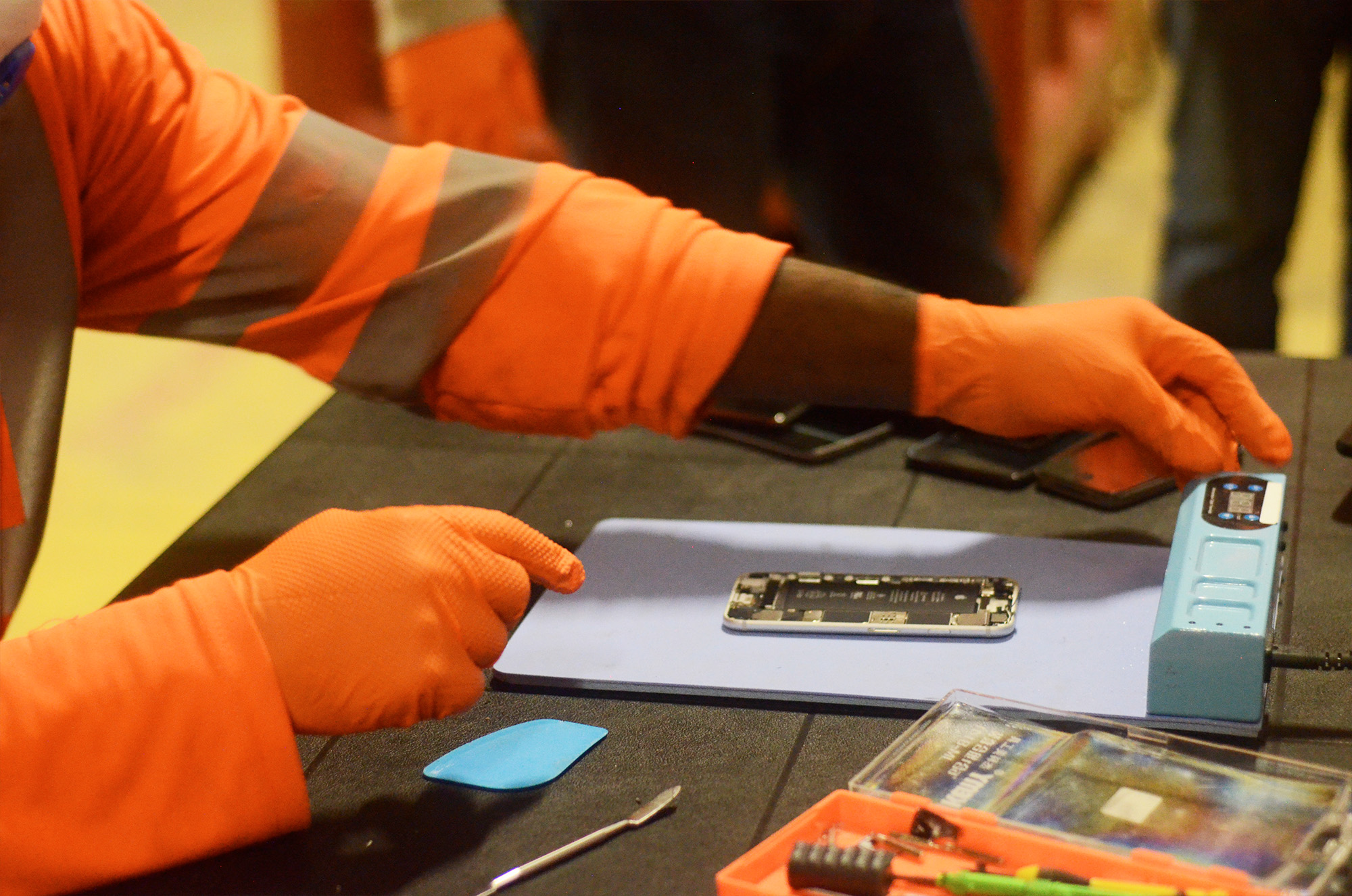 Destruction ordinateurs et téléphones portables 7 Extraction de batterie Lithium de portable